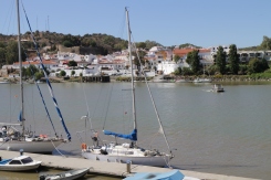 Sanlucar i Spanien set fra Alcoutim i Portugal